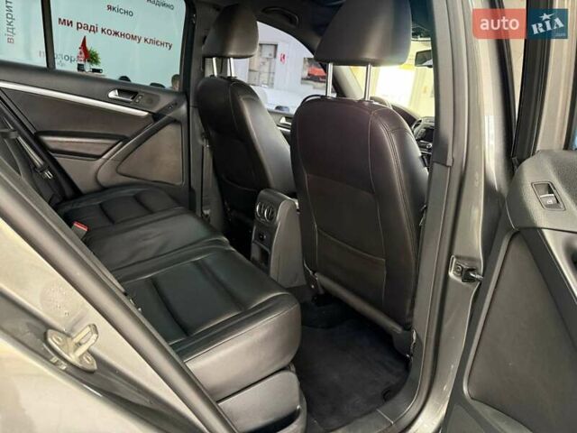 Серый Фольксваген Тигуан, объемом двигателя 2 л и пробегом 156 тыс. км за 12790 $, фото 30 на Automoto.ua