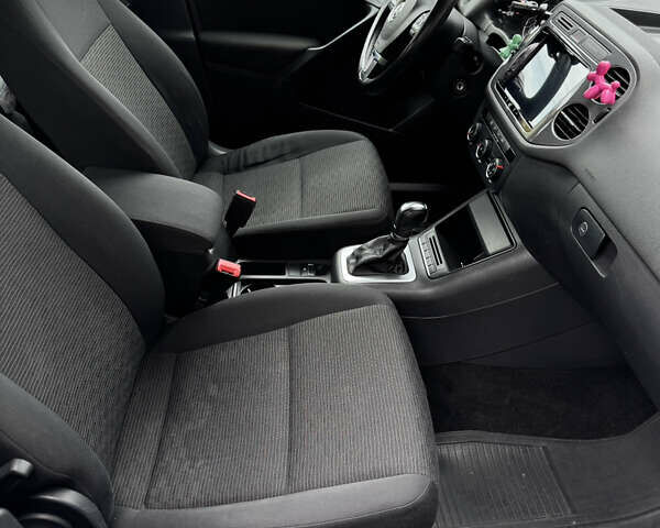 Сірий Фольксваген Тігуан, об'ємом двигуна 1.98 л та пробігом 199 тис. км за 10500 $, фото 14 на Automoto.ua