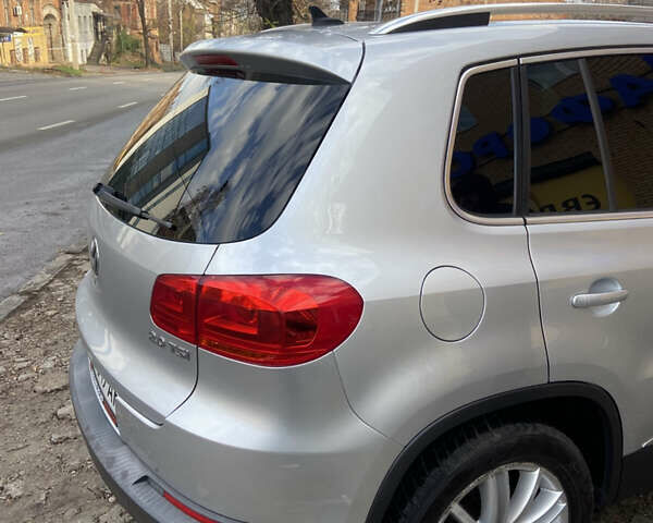 Серый Фольксваген Тигуан, объемом двигателя 1.98 л и пробегом 260 тыс. км за 9500 $, фото 2 на Automoto.ua