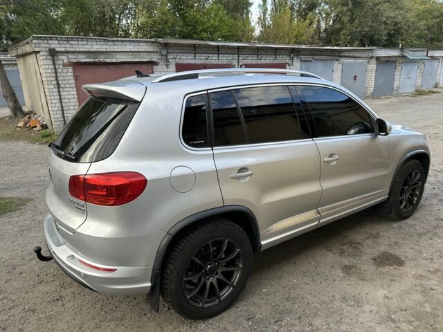 Серый Фольксваген Тигуан, объемом двигателя 2 л и пробегом 210 тыс. км за 16000 $, фото 1 на Automoto.ua