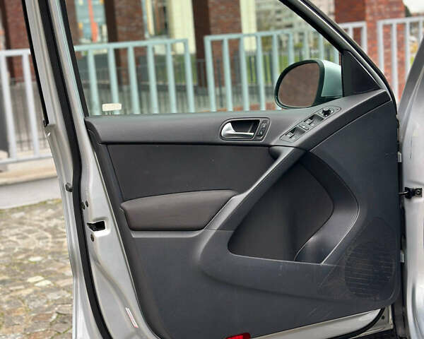 Сірий Фольксваген Тігуан, об'ємом двигуна 1.98 л та пробігом 130 тис. км за 9800 $, фото 26 на Automoto.ua