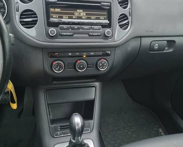 Сірий Фольксваген Тігуан, об'ємом двигуна 1.98 л та пробігом 140 тис. км за 10500 $, фото 13 на Automoto.ua