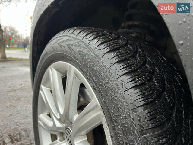 Серый Фольксваген Тигуан, объемом двигателя 2 л и пробегом 242 тыс. км за 13800 $, фото 7 на Automoto.ua