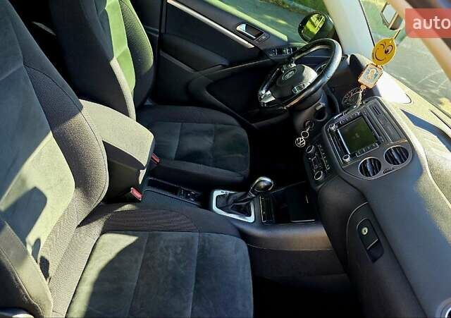 Серый Фольксваген Тигуан, объемом двигателя 1.98 л и пробегом 130 тыс. км за 14400 $, фото 7 на Automoto.ua