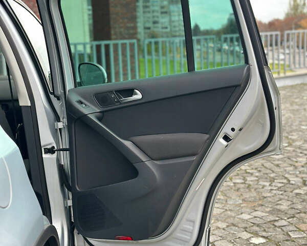 Сірий Фольксваген Тігуан, об'ємом двигуна 1.98 л та пробігом 130 тис. км за 9800 $, фото 23 на Automoto.ua