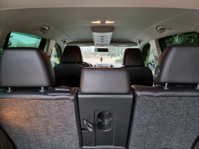 Сірий Фольксваген Тігуан, об'ємом двигуна 2 л та пробігом 175 тис. км за 13500 $, фото 6 на Automoto.ua