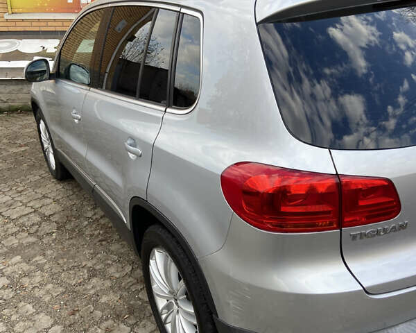 Серый Фольксваген Тигуан, объемом двигателя 1.98 л и пробегом 260 тыс. км за 9500 $, фото 3 на Automoto.ua