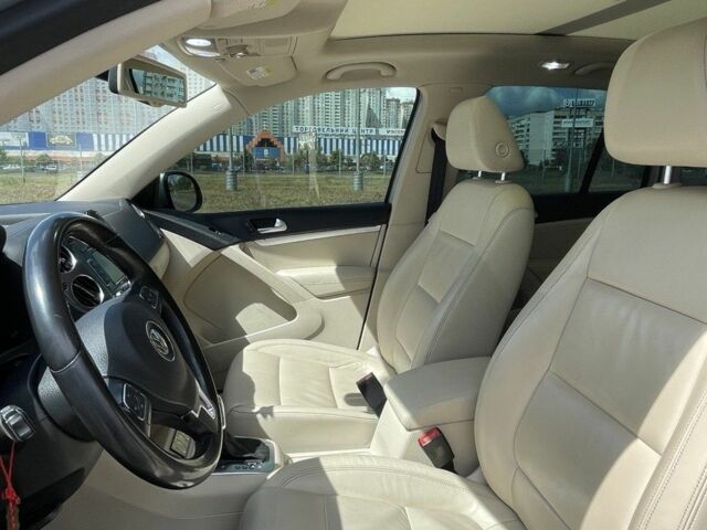 Сірий Фольксваген Тігуан, об'ємом двигуна 2 л та пробігом 134 тис. км за 12500 $, фото 4 на Automoto.ua