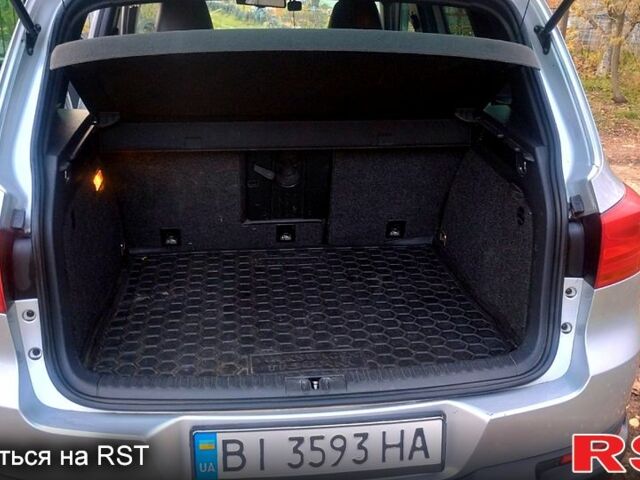 Серый Фольксваген Тигуан, объемом двигателя 2 л и пробегом 218 тыс. км за 10600 $, фото 8 на Automoto.ua