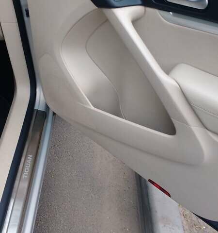 Сірий Фольксваген Тігуан, об'ємом двигуна 2 л та пробігом 165 тис. км за 12200 $, фото 6 на Automoto.ua