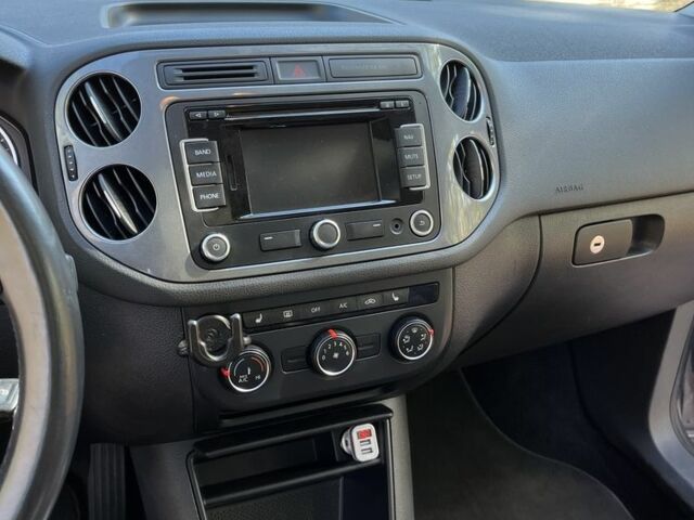 Серый Фольксваген Тигуан, объемом двигателя 2 л и пробегом 182 тыс. км за 13000 $, фото 16 на Automoto.ua