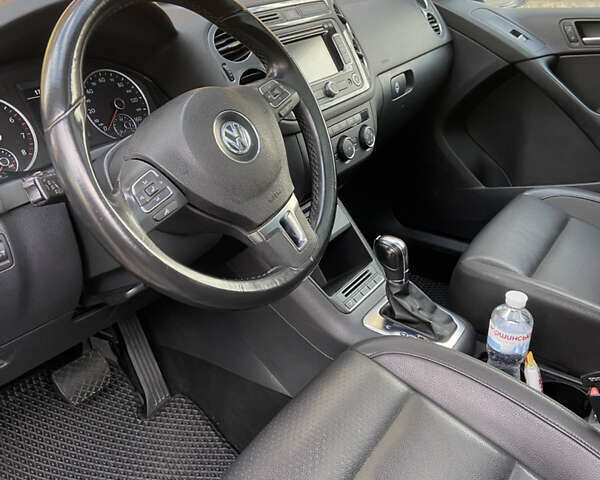 Серый Фольксваген Тигуан, объемом двигателя 1.98 л и пробегом 260 тыс. км за 9500 $, фото 12 на Automoto.ua