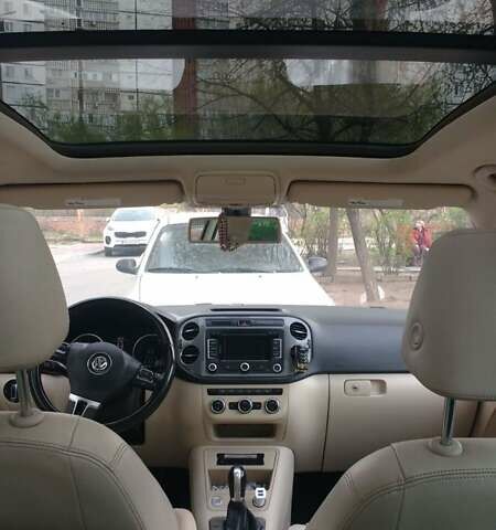 Сірий Фольксваген Тігуан, об'ємом двигуна 2 л та пробігом 165 тис. км за 12200 $, фото 4 на Automoto.ua