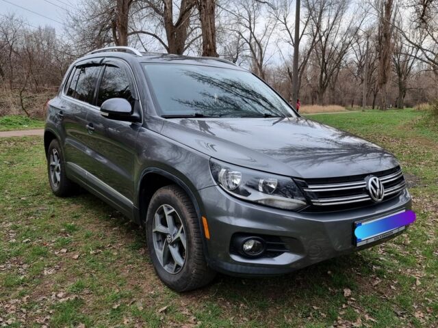 Сірий Фольксваген Тігуан, об'ємом двигуна 2 л та пробігом 175 тис. км за 13500 $, фото 2 на Automoto.ua