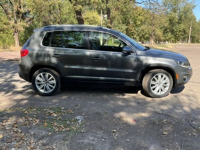 Серый Фольксваген Тигуан, объемом двигателя 2 л и пробегом 182 тыс. км за 13000 $, фото 2 на Automoto.ua