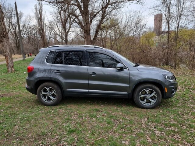 Сірий Фольксваген Тігуан, об'ємом двигуна 2 л та пробігом 175 тис. км за 13500 $, фото 3 на Automoto.ua