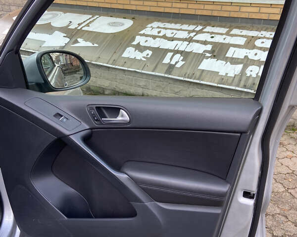 Серый Фольксваген Тигуан, объемом двигателя 1.98 л и пробегом 260 тыс. км за 9500 $, фото 13 на Automoto.ua