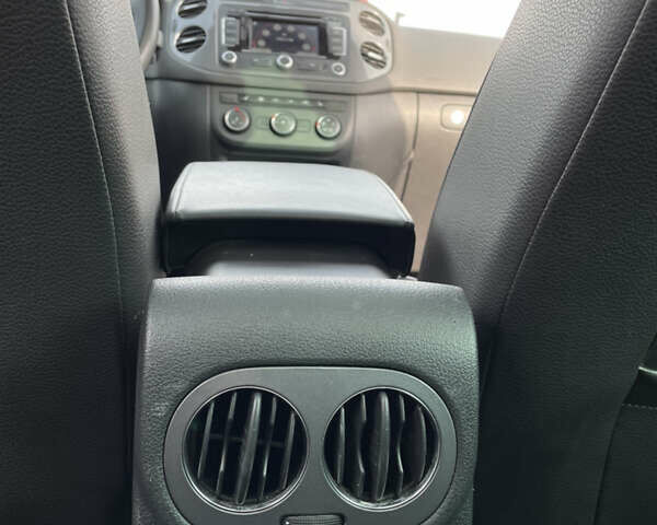 Сірий Фольксваген Тігуан, об'ємом двигуна 2 л та пробігом 180 тис. км за 10699 $, фото 19 на Automoto.ua