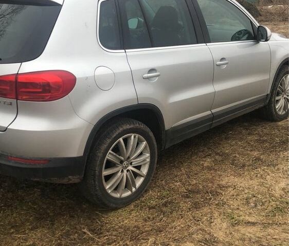 Серый Фольксваген Тигуан, объемом двигателя 2 л и пробегом 209 тыс. км за 12000 $, фото 2 на Automoto.ua
