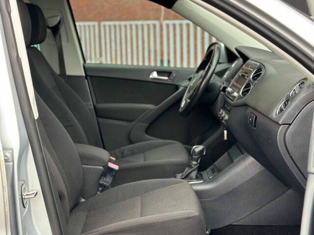 Сірий Фольксваген Тігуан, об'ємом двигуна 2 л та пробігом 220 тис. км за 9500 $, фото 4 на Automoto.ua