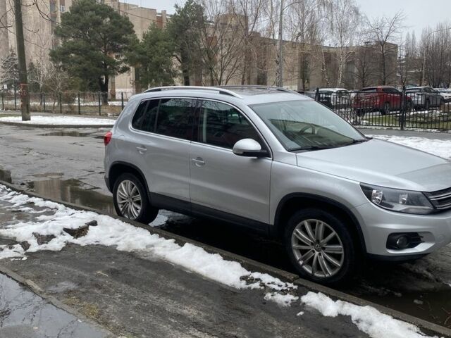 Серый Фольксваген Тигуан, объемом двигателя 2 л и пробегом 209 тыс. км за 12000 $, фото 1 на Automoto.ua