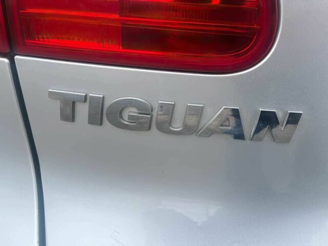 Серый Фольксваген Тигуан, объемом двигателя 2 л и пробегом 185 тыс. км за 9500 $, фото 4 на Automoto.ua