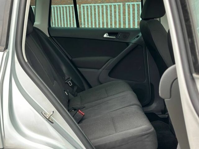 Сірий Фольксваген Тігуан, об'ємом двигуна 2 л та пробігом 220 тис. км за 9500 $, фото 6 на Automoto.ua