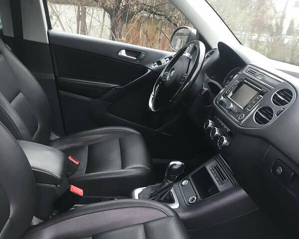 Серый Фольксваген Тигуан, объемом двигателя 1.98 л и пробегом 143 тыс. км за 10300 $, фото 21 на Automoto.ua