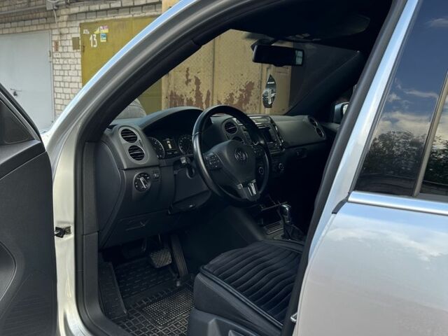 Серый Фольксваген Тигуан, объемом двигателя 2 л и пробегом 210 тыс. км за 16000 $, фото 3 на Automoto.ua