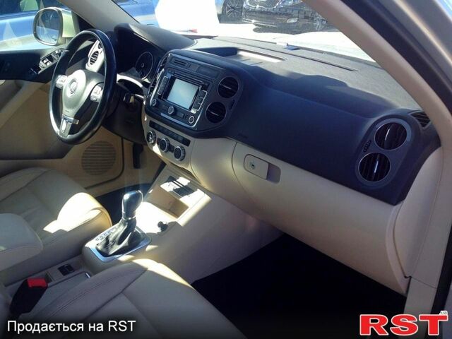 Сірий Фольксваген Тігуан, об'ємом двигуна 2 л та пробігом 165 тис. км за 13000 $, фото 4 на Automoto.ua