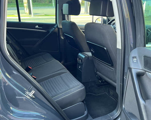 Серый Фольксваген Тигуан, объемом двигателя 2 л и пробегом 299 тыс. км за 13600 $, фото 12 на Automoto.ua