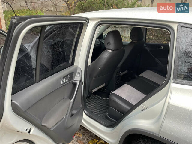 Сірий Фольксваген Тігуан, об'ємом двигуна 1.98 л та пробігом 217 тис. км за 12000 $, фото 8 на Automoto.ua