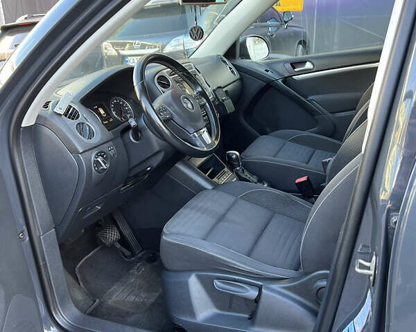 Серый Фольксваген Тигуан, объемом двигателя 2 л и пробегом 299 тыс. км за 13600 $, фото 9 на Automoto.ua