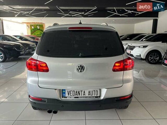 Серый Фольксваген Тигуан, объемом двигателя 2 л и пробегом 214 тыс. км за 15200 $, фото 6 на Automoto.ua