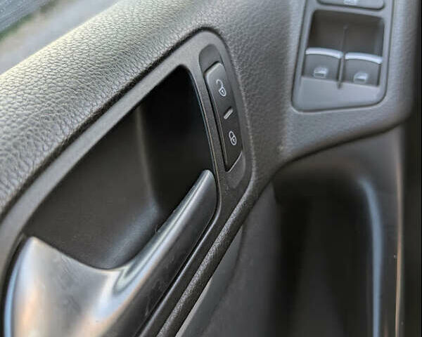 Серый Фольксваген Тигуан, объемом двигателя 1.97 л и пробегом 120 тыс. км за 22000 $, фото 4 на Automoto.ua