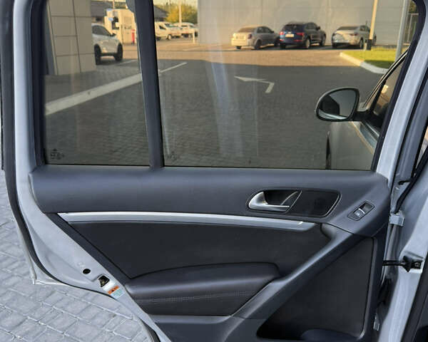 Сірий Фольксваген Тігуан, об'ємом двигуна 2 л та пробігом 74 тис. км за 16500 $, фото 36 на Automoto.ua