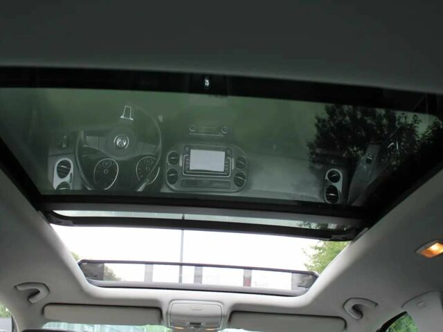 Сірий Фольксваген Тігуан, об'ємом двигуна 2 л та пробігом 83 тис. км за 9100 $, фото 9 на Automoto.ua