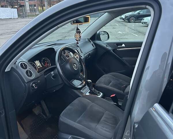 Серый Фольксваген Тигуан, объемом двигателя 1.97 л и пробегом 144 тыс. км за 16000 $, фото 11 на Automoto.ua