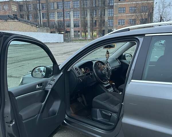 Серый Фольксваген Тигуан, объемом двигателя 1.97 л и пробегом 144 тыс. км за 16000 $, фото 14 на Automoto.ua