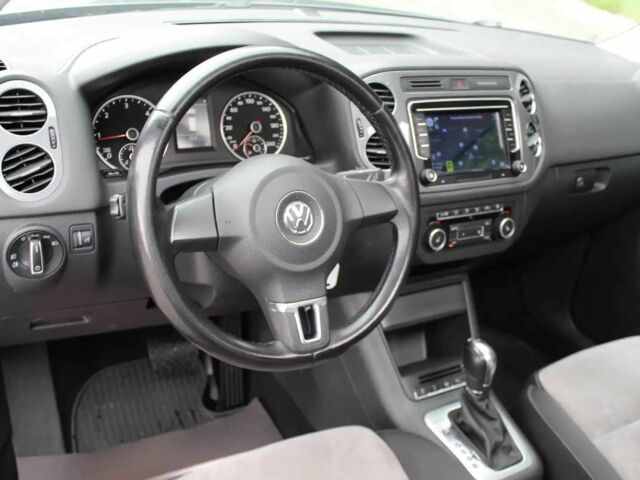 Сірий Фольксваген Тігуан, об'ємом двигуна 2 л та пробігом 83 тис. км за 9100 $, фото 4 на Automoto.ua