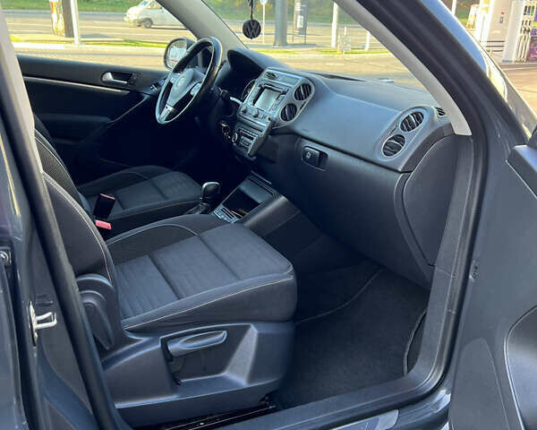 Серый Фольксваген Тигуан, объемом двигателя 2 л и пробегом 299 тыс. км за 13600 $, фото 11 на Automoto.ua