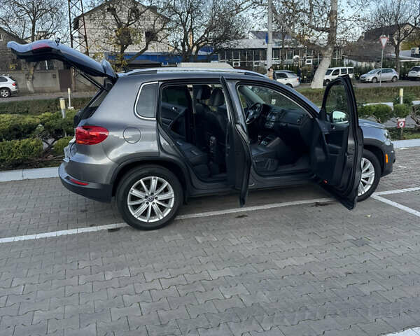 Серый Фольксваген Тигуан, объемом двигателя 1.98 л и пробегом 114 тыс. км за 14800 $, фото 4 на Automoto.ua