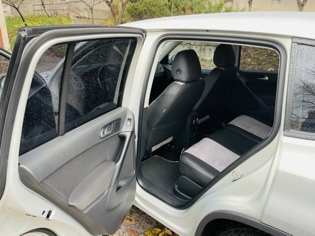 Сірий Фольксваген Тігуан, об'ємом двигуна 2 л та пробігом 217 тис. км за 12000 $, фото 7 на Automoto.ua