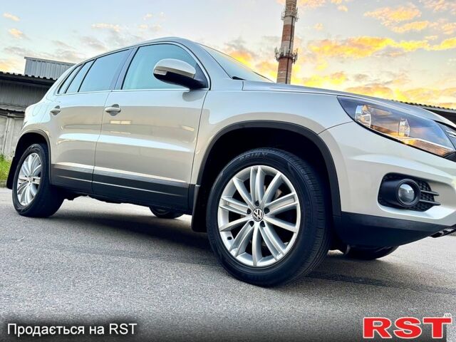 Серый Фольксваген Тигуан, объемом двигателя 2 л и пробегом 250 тыс. км за 10500 $, фото 4 на Automoto.ua
