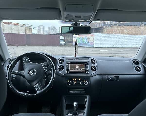 Серый Фольксваген Тигуан, объемом двигателя 1.97 л и пробегом 144 тыс. км за 16000 $, фото 18 на Automoto.ua