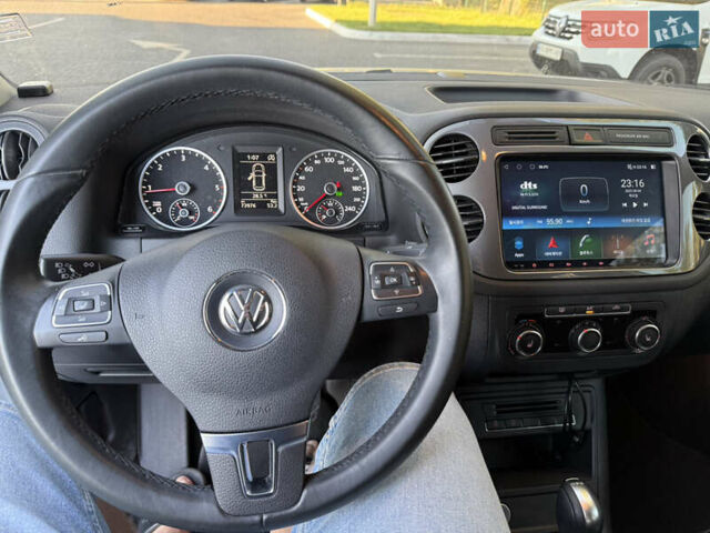 Сірий Фольксваген Тігуан, об'ємом двигуна 2 л та пробігом 74 тис. км за 16500 $, фото 43 на Automoto.ua