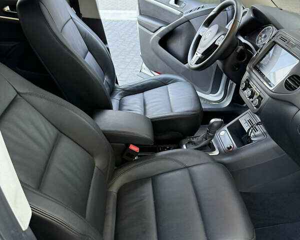 Сірий Фольксваген Тігуан, об'ємом двигуна 2 л та пробігом 74 тис. км за 16500 $, фото 30 на Automoto.ua