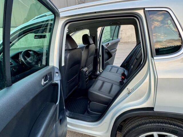 Сірий Фольксваген Тігуан, об'ємом двигуна 2 л та пробігом 250 тис. км за 10500 $, фото 17 на Automoto.ua