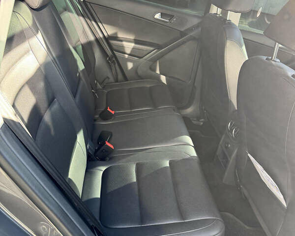 Серый Фольксваген Тигуан, объемом двигателя 2.14 л и пробегом 184 тыс. км за 16599 $, фото 10 на Automoto.ua