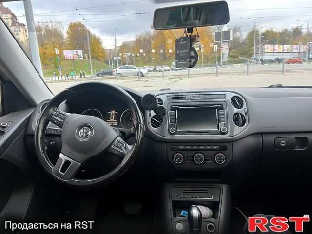 Сірий Фольксваген Тігуан, об'ємом двигуна 2 л та пробігом 216 тис. км за 11500 $, фото 4 на Automoto.ua